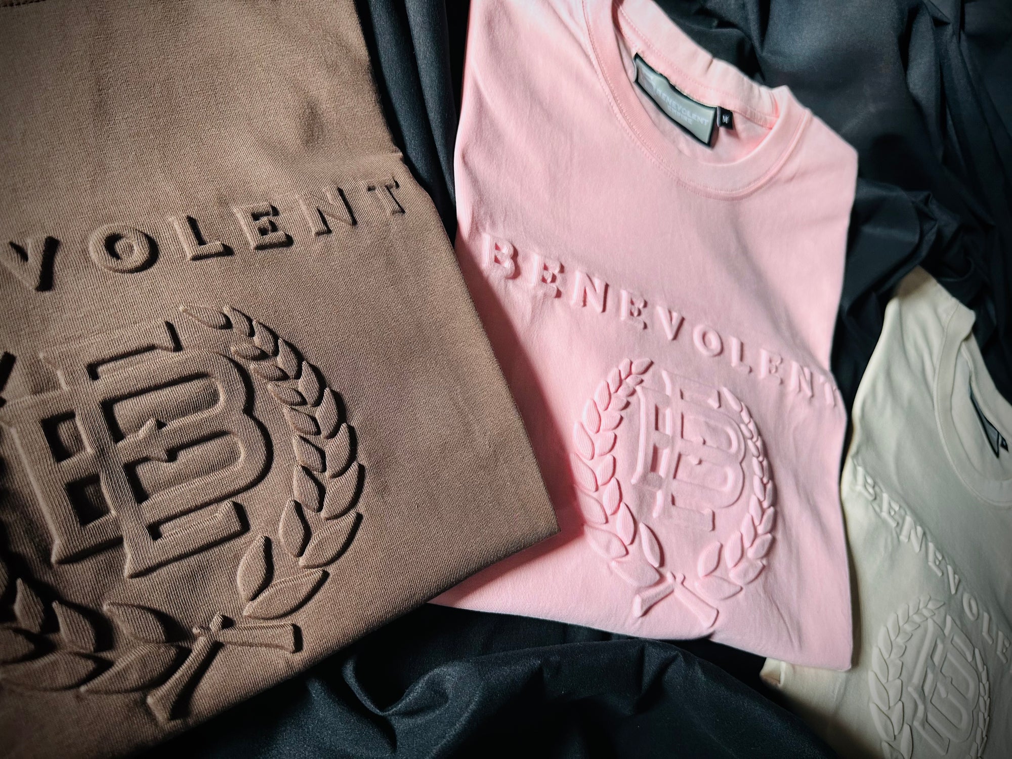 Camiseta del imperio benéfico "Em' Bossy"