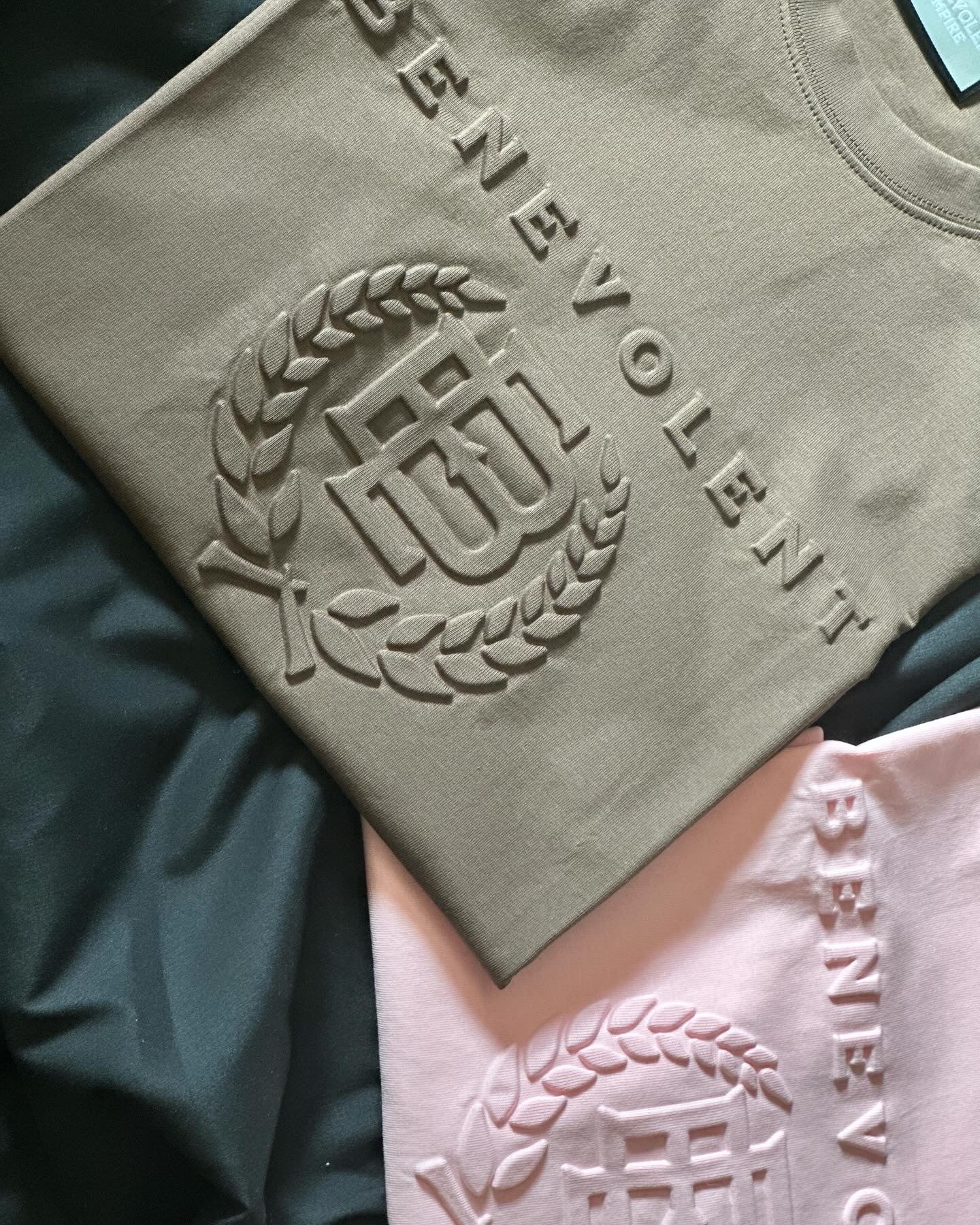Camiseta del imperio benéfico "Em' Bossy"